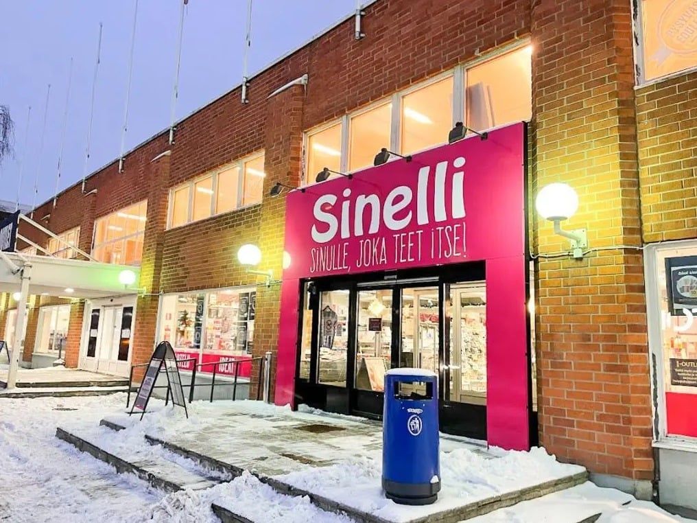 Nyt vuokrattavissa on ainutlaatuinen, moderni liiketila Vantaan Varistossa. Katutason tila sopii erinomaisesti sekä myymäläksi että showroomiksi, ja tilan takapuolelta löytyy erillinen toimistohuone, sosiaalitilat ja keittiö. Tavaroiden vastaanotto onnistuu kätevästi nosto-oven kautta, ja tilan kork...