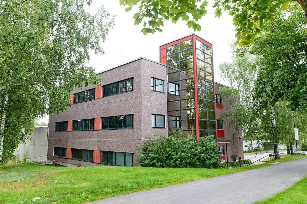 Nyt vuokrattavissa viilennyksellä varustettu siistikuntoinen monitilatoimisto rakennuksen kolmannessa kerroksessa. Tilaan on vastikää asennettu tilaan mm. tekstiilipalamatto ja wc-tiloja uusittu. Lisäksi tilaan kuuluu kiinteistön pihalta 8 kpl parkkipaikkoja.Kiinteistöltä on hyvät liikenneyhteydet...