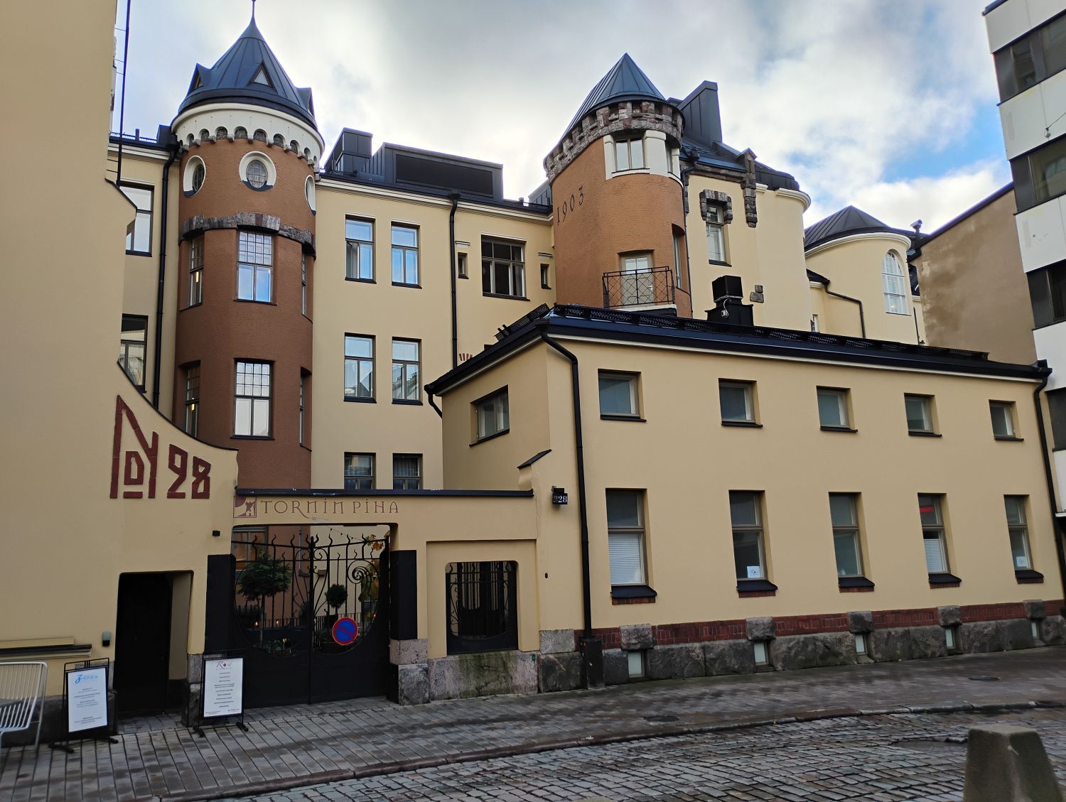 Laadukasta ja siistiä liiketilaa kolmessa kerroksessa Hotelli Tornin yhteydessä. Sisäänkäynti toimitiloihin sisäpihalta tai hotellivieraille suoraan hotellin sisätiloista.