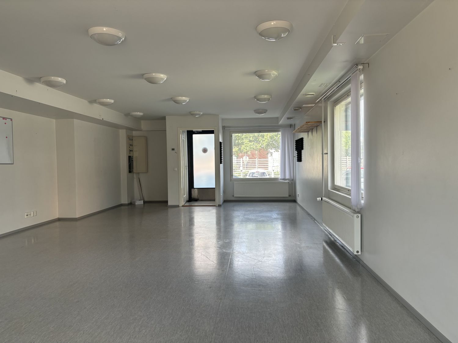 Kompakti läpitalon oleva maatason liike/toimistotila Vantaan Pakkalassa / Veromiehenkylässä hyvien kulkuyhteyksien varrella heti vapaa vuokrattavaksi.Tilan varustuksiin kuuluu juuri asennettu ilmalämpöpumppu, lisäämään mukavuutta.Veromiehenkylän valtteina ovat poikkeuksellisen monipuoliset palve...