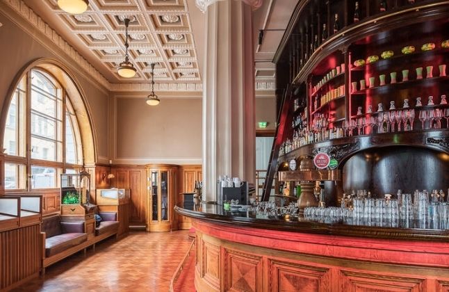 Nyt vuokrattavissa upea ravintolatila arvokiinteisön kivijalassa. Tilassa on jopa 145 asiakaspaikkaa ja ravintola on mahdollista jakaa kahdelle käyttävälle. Tällöin molemmilla on silti omat salit ja keittiöt sekä yhteisinä tiloina varastot ja muut aputilat. Keittiöt tiloissa on täysin valmiit ja kii...