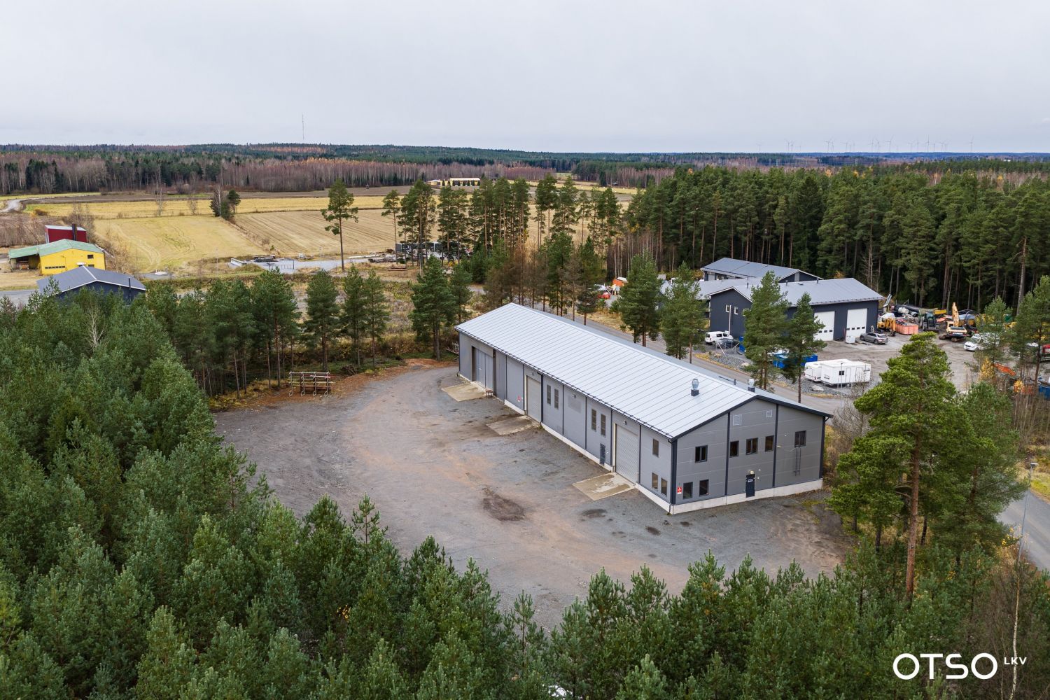 Myynnissä moderni tehdaskiinteistö vahvalla siltanosturilla Ulvilan Rantalan alueella, joka tarjoaa erinomaiset puitteet monenlaiselle tuotantotoiminnalle. Vuonna 2015 valmistunut kiinteistö on hyvässä kunnossa ja siinä on hyödynnetty maalämpöä sekä lattialämmitystä, mikä takaa energiatehokkaan lämm...