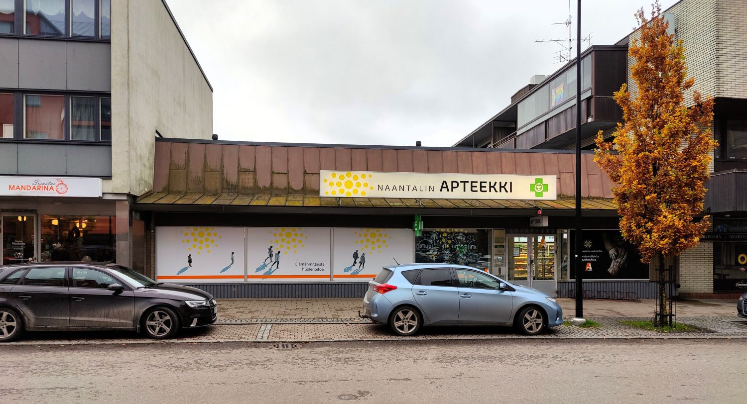 Tämä 242m² liiketila sijaitsee aivan Naantalin ydinkeskustan sydämessä, tarjoten loistavan sijainnin yritystoiminnallesi. Tila on tullut tunnetuksi Naantalin Apteekkina useiden vuosien ajan ja tilan välittömässä läheisyydessä toimii paljon muita yrityksiä tehden sijainnista loistavan kauppapaikan. T...