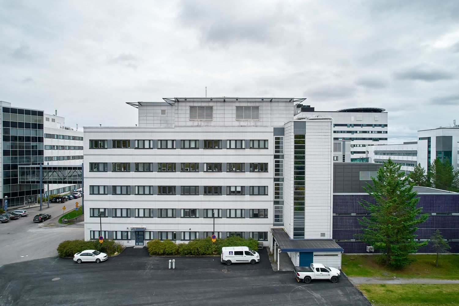 Tämä kiinteistö tarjoaa monikäyttöistä toimitilaa Tampereen yliopistollisen keskussairaalan kampusalueella.
