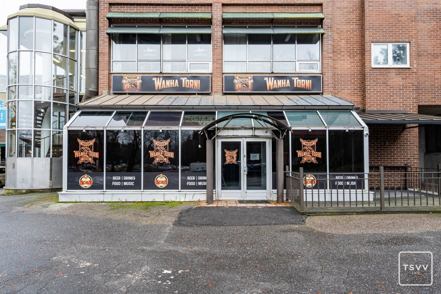 Myynnissä nyt erinomainen mahdollisuus yrittäjälle tai sijoittajalle!Ravintolakäytössä ollut, monipuolisesti muunneltava liikehuoneisto Turun Varissuolla, osoitteessa Jösse Sakonkatu 8. Tila sopii loistavasti niin ravintola-, kahvila- kuin muuhunkin palveluliiketoimintaan.Kokonaispinta-ala 196,5...