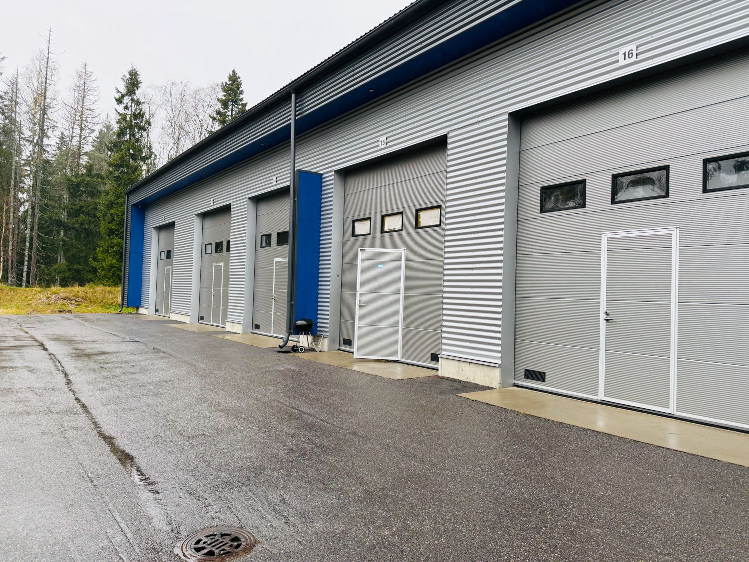 Etsitkö tilavaa ja modernia varastotilaa loistavalla sijainnilla Jorvaksesta? Tämä 40,4 m2:n tavaraparvellinen varasto o...