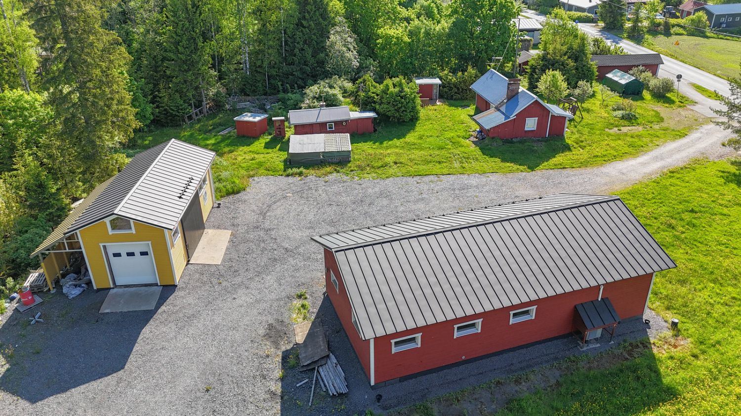 Myydään huutokaupalla, huutokaupat.com-sivulla!Vuonna 2020 valmistunut halli-asuinkiinteistö Kiilholmantiellä.Rakennuksen kerrosala 132,5 neliötä ja huoneistoala 104,5. Rakennuksessa moneen käyttötarkoitukseen soveltuva noin 70 neliön hallitila, sekä toimisto ja sosiaalitilat noin 35 neliötä. Ha...