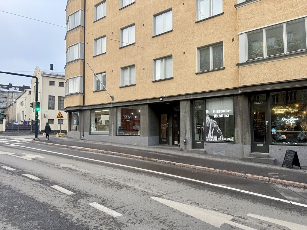 Vuokrataan liiketila erittäin vilkkaalta ja näkyvältä sijainnilta Töölöstä. Tila soveltuu hyvin kampaamokäyttöön. Tila o...