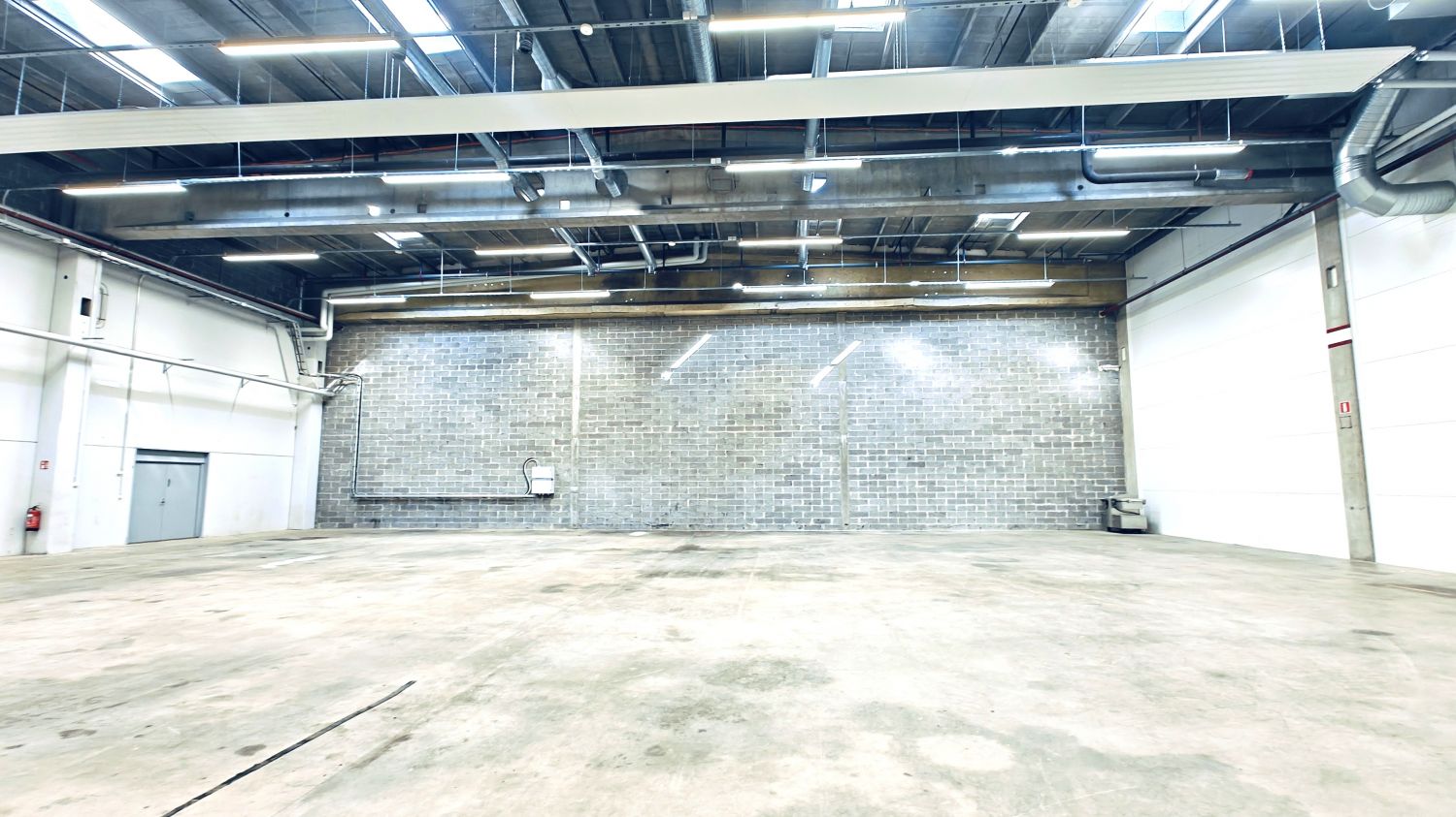 Vuokrataan Helsingin Suutarilasta 779m2 toimitila, joka koostuu 7m korkeasta  552 m² varastosta sekä yli 3m 227 m² matal...