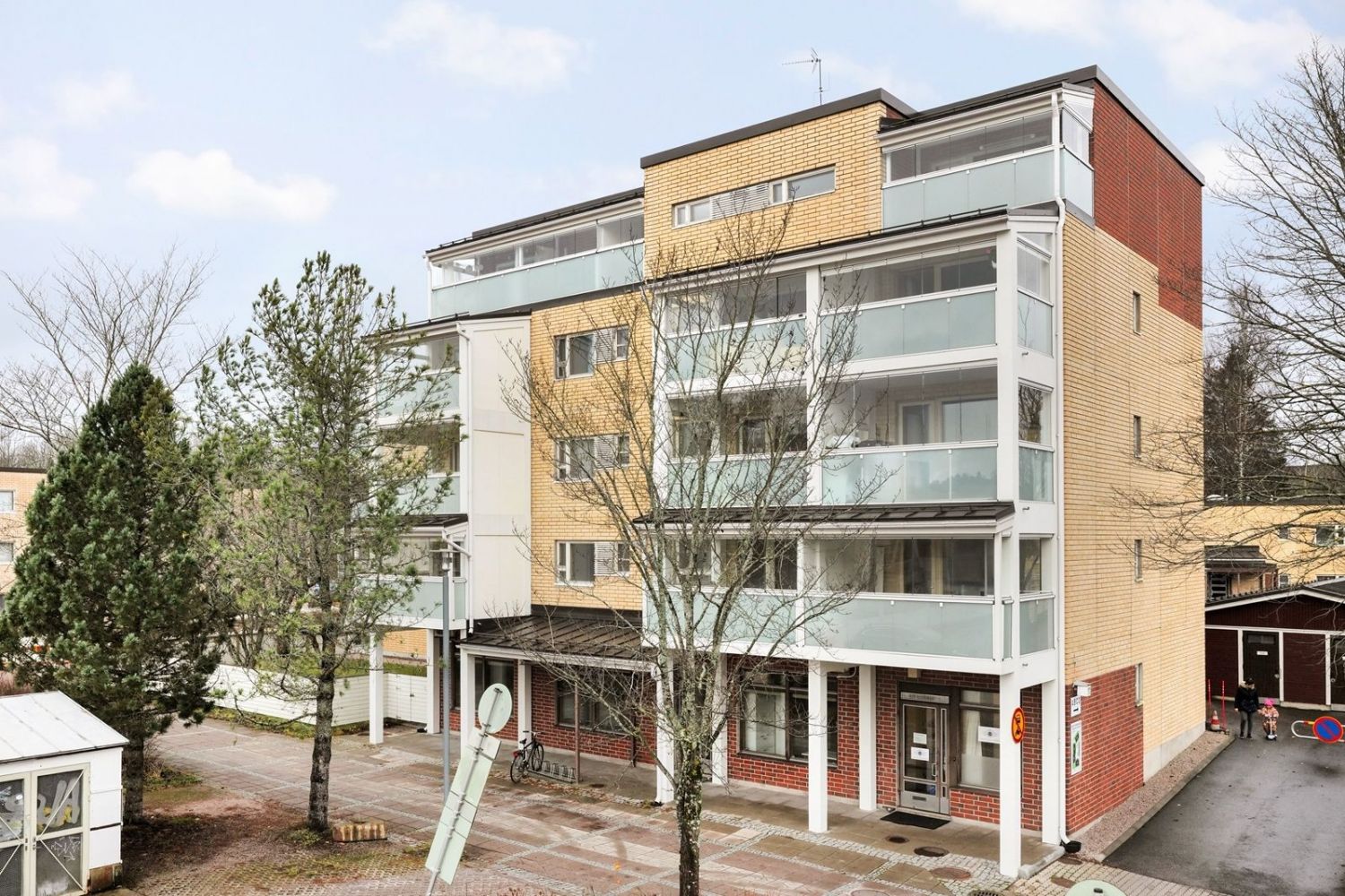 Aula, 2 hoitohuonetta, 2 pikkuhuonetta, 2 wc:tä