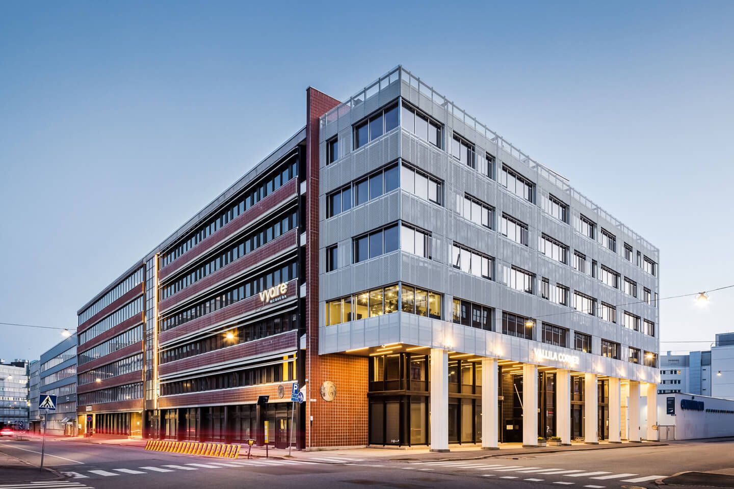 Elimäenkadun puolelta vapautumassa 228 m2 myymälä/toimisto/showroom tila. Mahdollisuus vuokrata alakerrasta n. 120 m2 varastotila sisäportaalla. Tilaan oma sisäänkäynti kadulta ja ikkuna pinta-alaa myös. Katutason tila remontoitu 1,5 vuotta sitten. Ohessa havainnollistavia kuvia kiinteistöstä.Kiin...