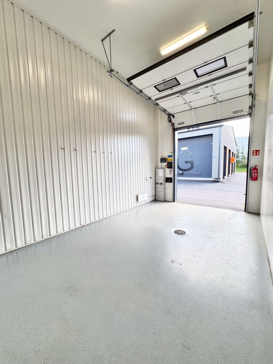 Tikkurilan Talliosakkeelta monikäyttöinen kulmavarasto, autotalli, harraste-, toimitila 115. Tilassa vesipiste ja roster...