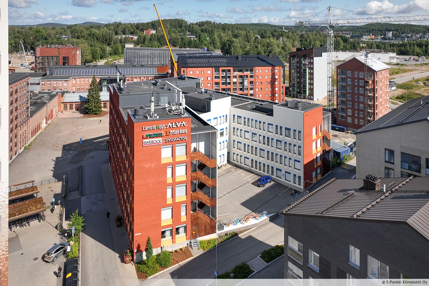 Vuokrataan moderni toimisto Optimes Business Gardenista. Tila sijaitsee viidennessä kerroksessa, joka tarjoaa hienon työskentely-ympäristön vuokralaiselleen. Kokonaisuus koostuu avotilasta sekä työhuoneista ja se voidaan räätälöidä tulevan vuokralaisen tarpeiden mukaan. Vedottomat jäähdytys- ja lämm...