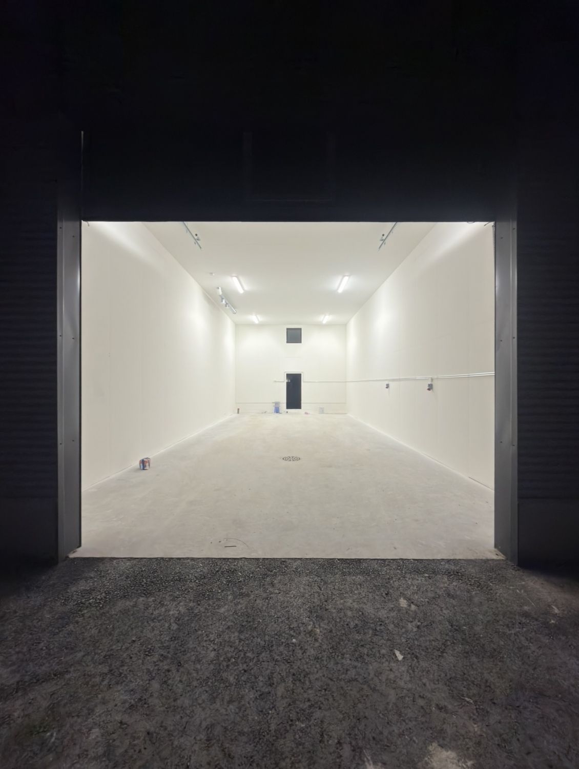 Vuonna 10/2025 valmistunut kohde, jossa pihalla on hyvä valaistus sekä kameravalvonta.Tiloissa on lattialämmitys, öljynerotuskaivo sekä WC-tila.Tilat soveltuvat hyvin tuotanto- ja varastokäyttöön.Vuokraan sisältyy 12 asteen peruslämmitys.Vuokraus vain yritys toimintaan  Vuokra 1000€ +alv 25.5%...