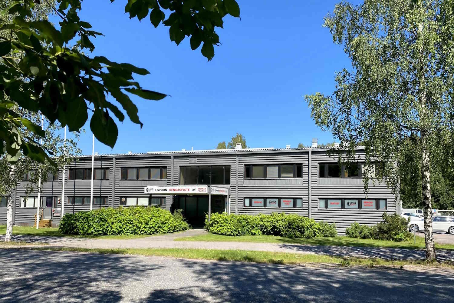 1.2.2026 vapautuu Espoon Kauklahdessa toisen kerroksen Näyttely- tai toimistotila 130 m2. Avoimen tilan lisäksi kokonaisuuteen kuuluu toimistohuone n. 21 m2. Kiinteistö sijaitsee hyvien kulkuyhteyksien varrella: Kehä III, Turunväylä, Hangontie. Kauklahden juna-asemalle on 900 metrin matka.Lisäksi ...