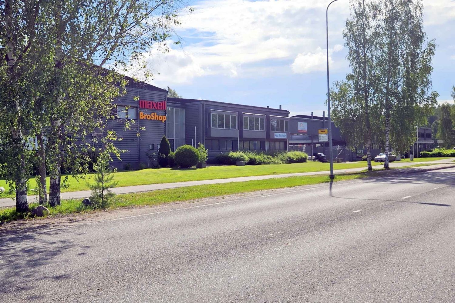 Vuokrattavana Espoon Kauklahdessa toisen kerroksen Näyttely- tai toimistotila 137 m2. Avoimen tilan lisäksi kokonaisuuteen kuuluu kolme erillistä toimistohuonetta.  Kiinteistö sijaitsee hyvien kulkuyhteyksien varrella: Kehä III, Turunväylä, Hangontie. Kauklahden juna-asemalle on 900 metrin matka.L...