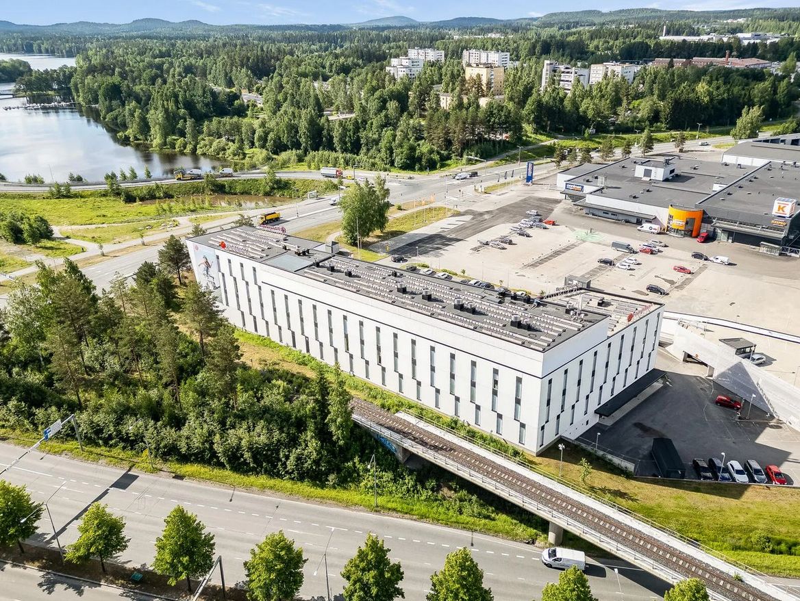 Vuokrattavissa siisti ja toimiva ravintolatila, joka on valmiiksi varusteltu lounasravintolakäyttöön. Tilassa on täydellinen keittiövalmius: huuvat, rasvakaivo sekä kaikki tarvittavat keittiölaitteet ovat valmiina käyttöön. Ravintolatilan pinta-ala on noin 182,5 m2, ja sen lisäksi tilaan kuuluu 23 m...