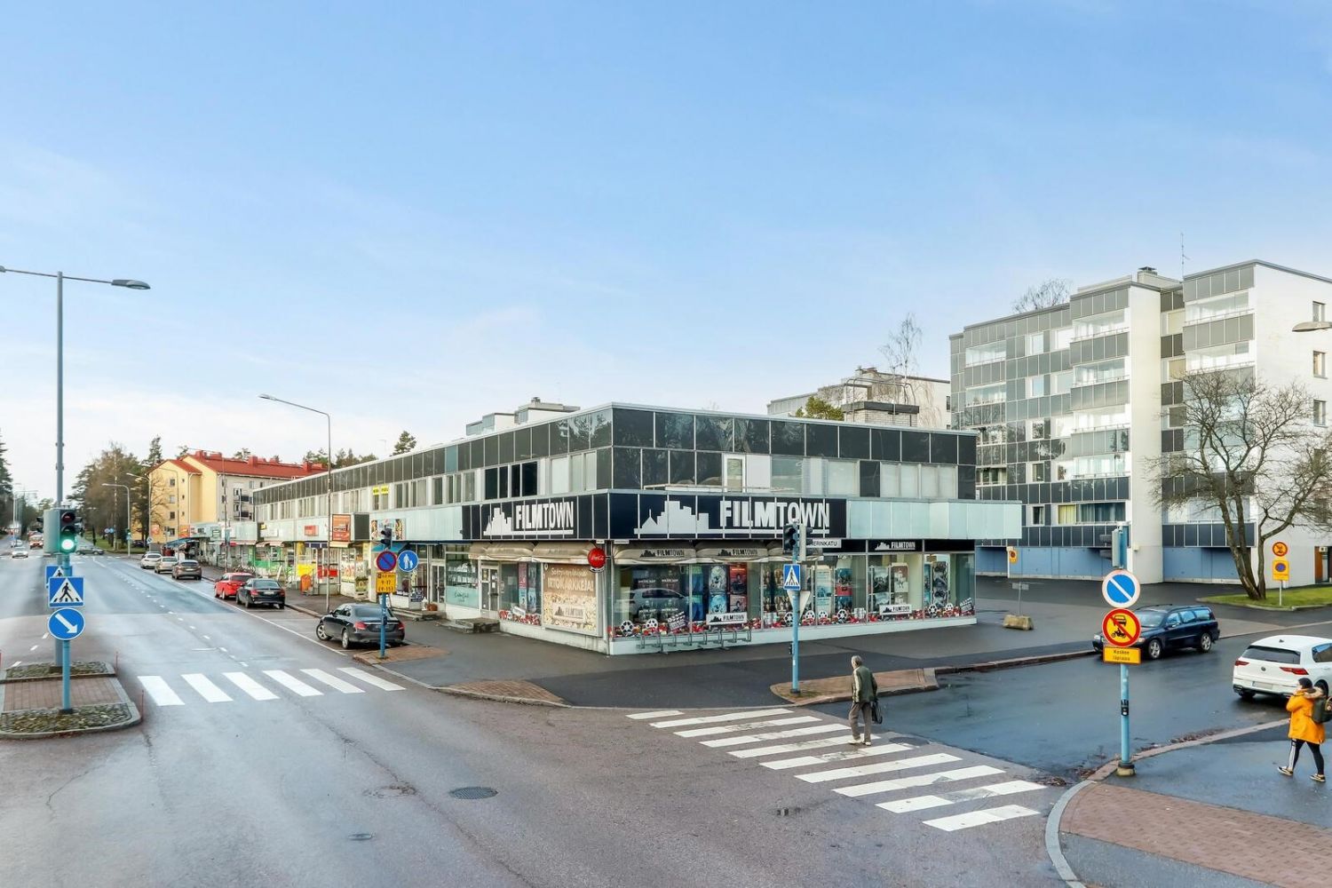 Vuokrataan keskustassa, hyvällä sijainnilla tilava läpitalon liikehuoneisto isoin näyteikkunoin vilkkaasti liikennöiden Kauppalankadun ja Donnerinkadun kulmassa. Kaikki tilat I-tasossa. Tila ei ole alv -velvollinen. Vapautuu 1.1.2026.