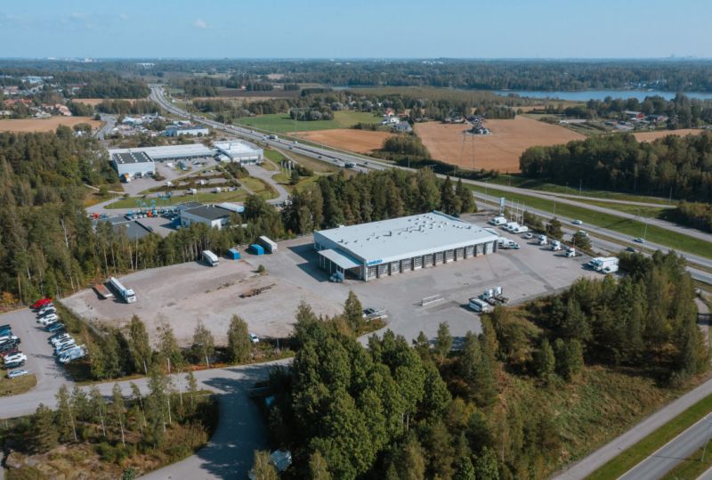 Vuokrattavana suuri hiekkapohjainen piha-alue.