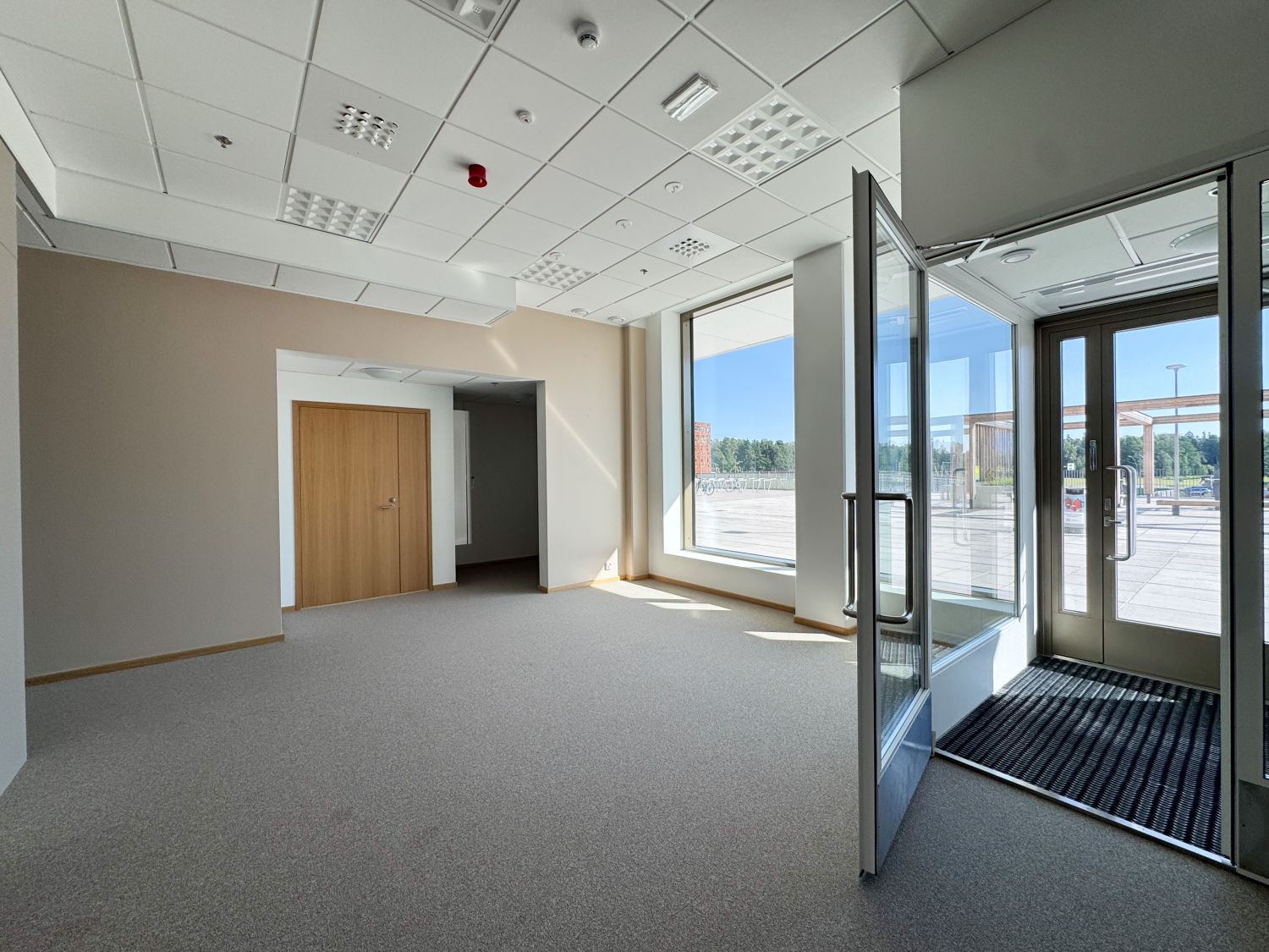 Liiketila sijaitsee Tapiolan ytimessä aivan kauppakeskus Ainoan vieressä. Liiketilaan on oma sisäänkäynti Tuulikinsillan kansitasolta.Vuokra on 27 €/m²+(alv 25,5 %) 6,88 € yhteensä 33,88 €/m2 = 2185,58 €/kk.Liiketilat ovat vain muutaman askeleen päässä metroasemasta.