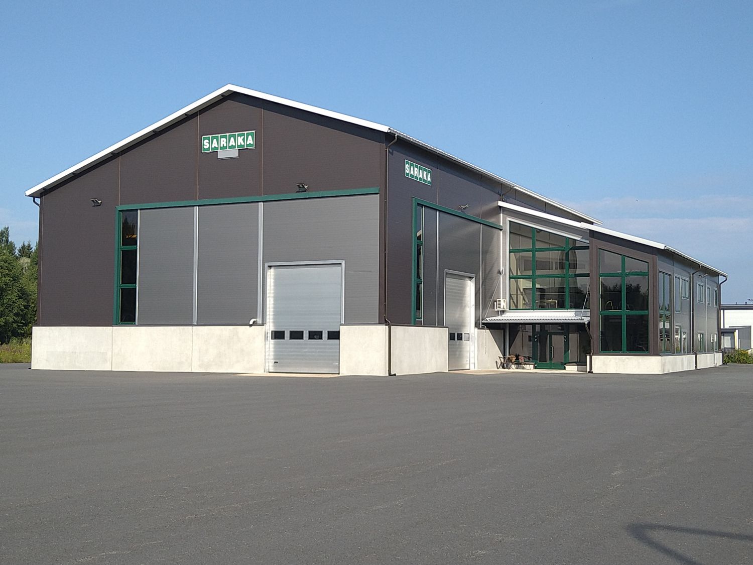 Myydään tuotanto- ja varastokiinteistö Ulvilassa, 2-tien varrella.Tontilla sijaitsee erityisen korkea tuotanto- ja varastorakennus, jonka yhteydessä on edustavat toimisto- ja sosiaalitilat. Rakennuksen pinta-ala on 1.105 m2. Rakennus on valmistunut vuonna 2017 ja sen kunto on erinomainen.Halli...