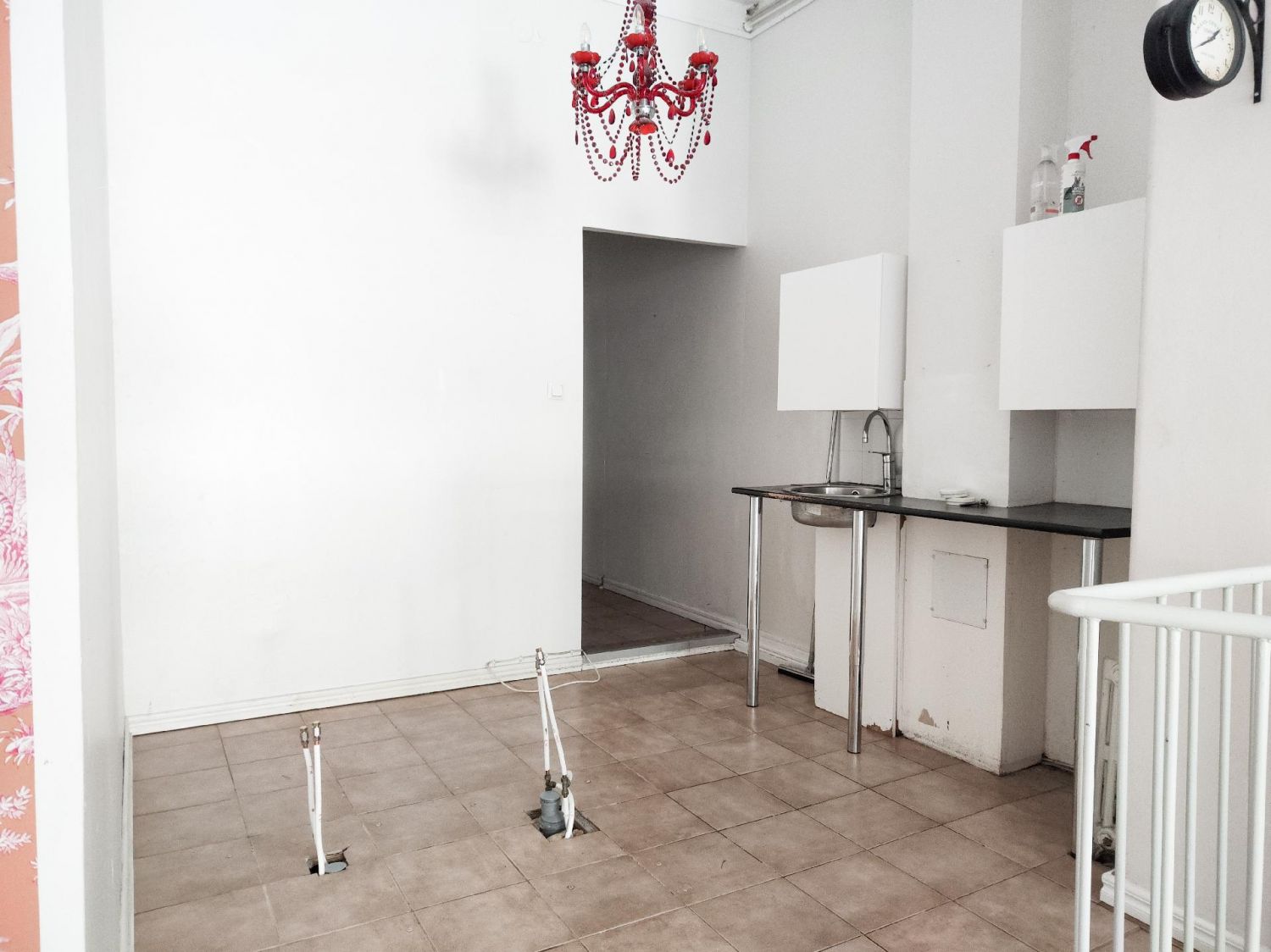 Tilassa valmiina pari vesipistettä.