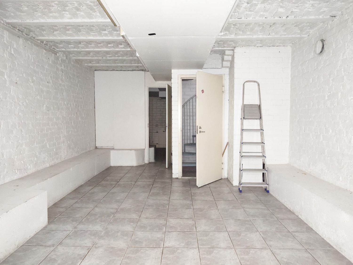 Alhaalla hyvät varastotilat! 2 huonetta