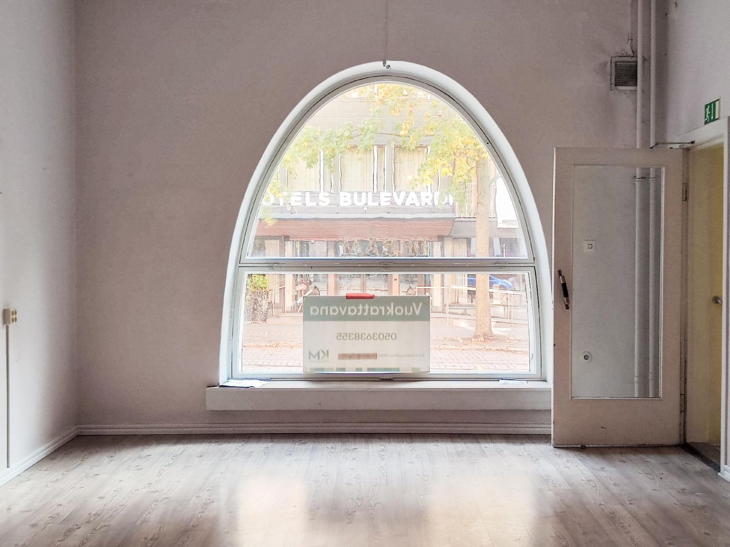 Heti vapaa liiketila paraatipaikalta Bulevardilta!Kivijalan liikehuoneisto sisältää 115m2 jaettuna kolmeen erilliseen tilaan sekä erillinen WC. Alakerrassa kaksi tilaa, joista toinen toimii mukavasti varastotilana. Ikkunat vilkkaalle Bulevardille päin ja liiketila mahdollistaa monenlaisen toiminna...