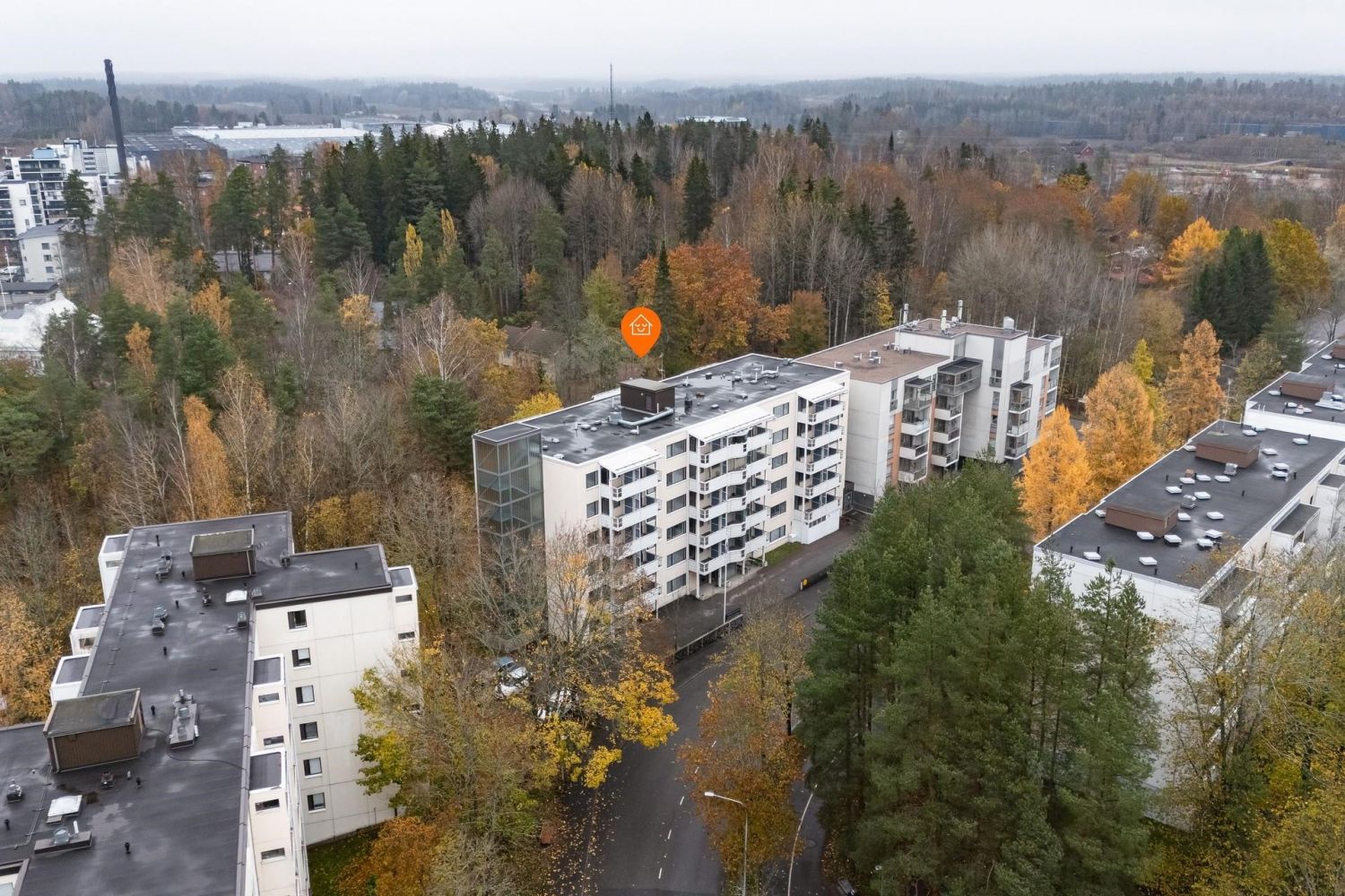 Monipuolinen kohde Keravan keskustan tuntumassa !Tilat on suurimmalta osin vuokrattuna.Myynnissä Keravan keskustan läheisyydessä sijaitseva vuonna 1975 valmistunut, 5-kerroksinen hissillinen kerrostalo, joka on toiminut palvelutalona. Kaavamääräys YSAKehityspotentiaaliKeravan kaupungin maankä...