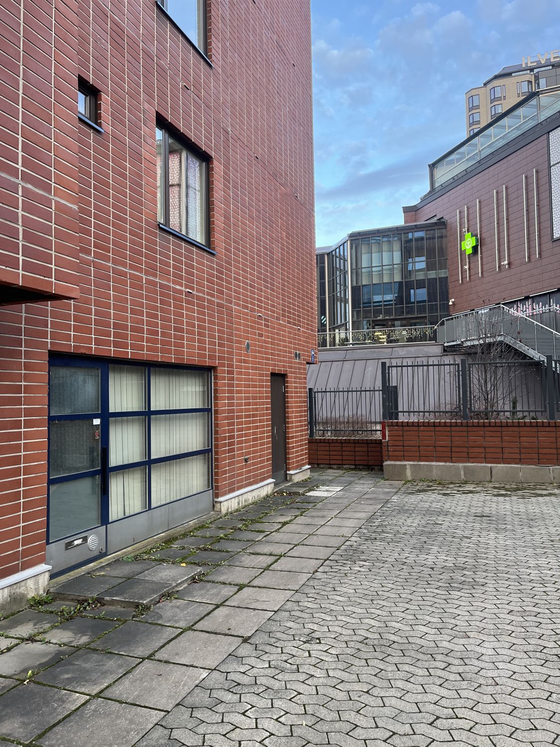 Vapautumassa kompakti toimitila Koskikeskuksen naapurissa! Taloyhtiön vuokraama tila toimii esimerkiksi pienenä toimistona tai työtilana vastaanottotoimintaa tekevälle yrittäjälle. Tila vuokrataan verottomana, joten se soveltuu myös arvonlisäveron ulkopuolella olevaan toimintaan. Avotilan lisäksi ...