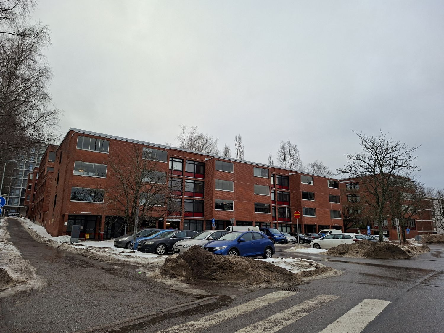 Myydään katutason työhuone Olarissa.