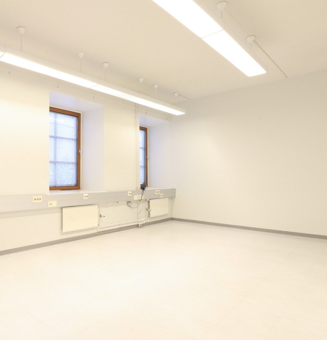 Toimistokuva saman talon vastaavasta toimistosta