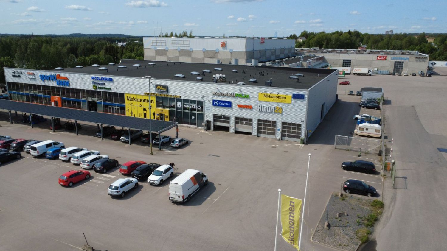 Kohde sijaitsee Lahden Saksalankadulla hyvien kulkuyhteyksien varrella. Sijainti tarjoaa nopeat yhteydet vanhalle valtatie 12:lle, eteläiselle kehätielle sekä E75-moottoritielle. Kiinteistöllä on erinomainen näkyvyys vilkkaalle Saksalankadulle, ja pihapiirissä on runsaasti pysäköintitilaa. Hallitila...