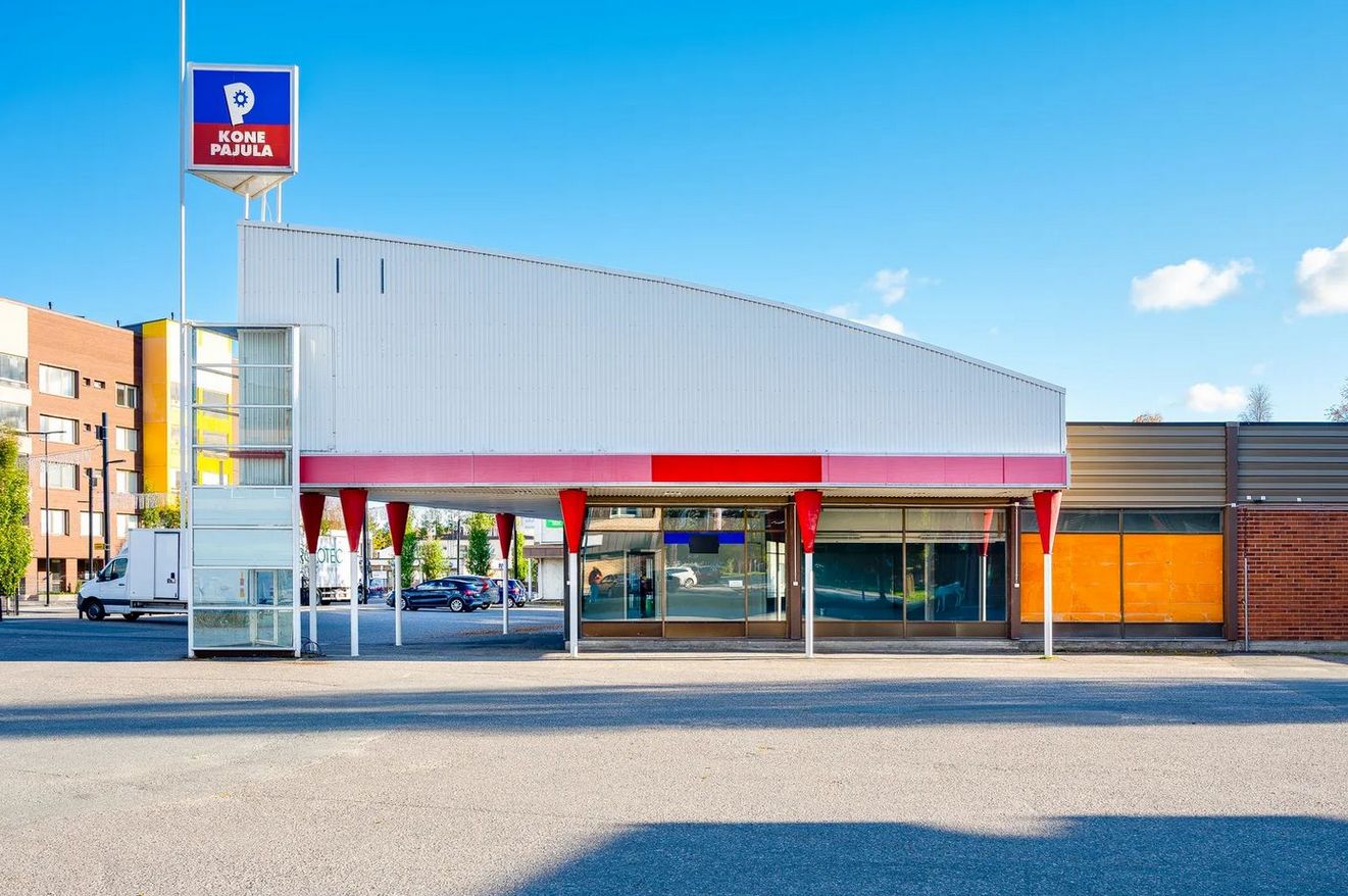 Tämä noin 1600 m2:n tila sijaitsee erinomaisella liikepaikalla aktiivisessa ympäristössä, jossa toimii useita Kuusamon keskustan palveluita ja vetovoimaisia liikkeitä.Tila soveltuu hyvin esimerkiksi vähittäis-, käyttötavara- tai tukkukaupan toimintaan. Avara ja muunneltava myymäläpohja tarjoaa loi...