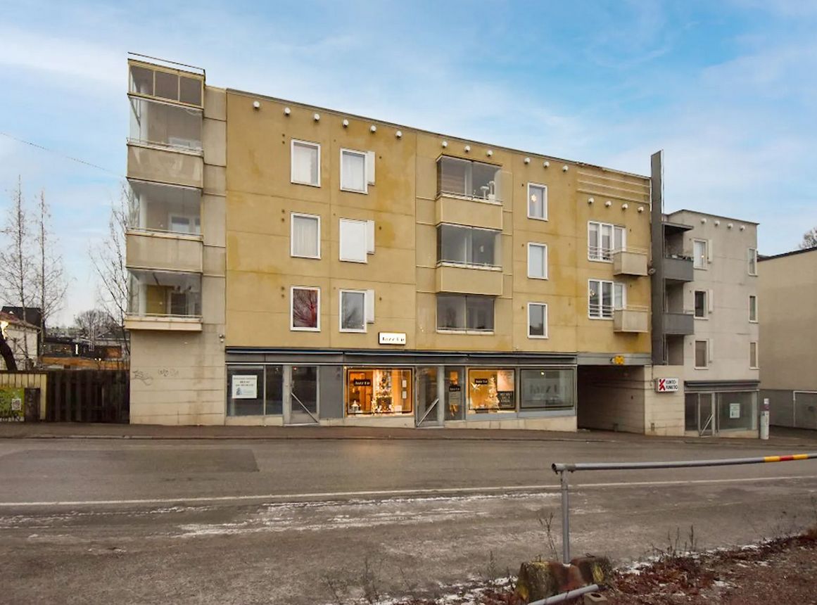 Vuokrattavana 120 m2 liiketila/myymälätila. Avonaisen liiketilan takaosassa on taukotila, wc, sekä varastotilaa. Tila ei sovellu ravintolakäyttöön.Kaivokatu 29 on asuinkiinteistö Porvoon keskustassa. Sen kivijalassa on vuokrattavia liiketiloja. Kiinteistö sijaitsee helposti saavutettavissa olevall...