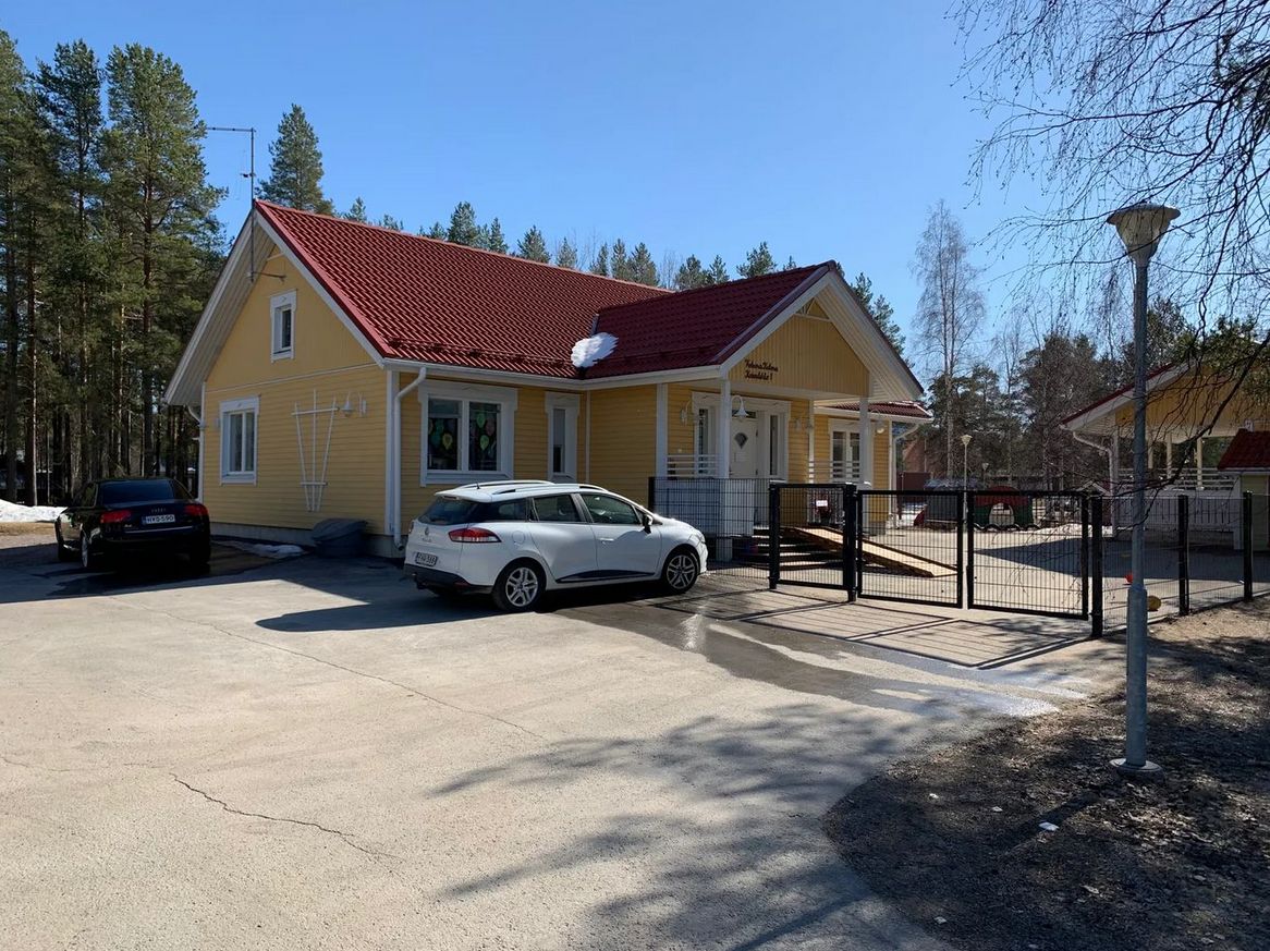 Vuokrattavana Limingassa viehättävä, aidattu talo, joka on aiemmin toiminut päiväkotina. Tämä tilava ja monikäyttöinen rakennus tarjoaa erinomaiset puitteet monenlaisiin käyttötarkoituksiin. Turvallinen ja viihtyisä pihapiiri luo ihanteelliset olosuhteet ulkoiluun ja leikkiin, pihalta löytyy myös le...