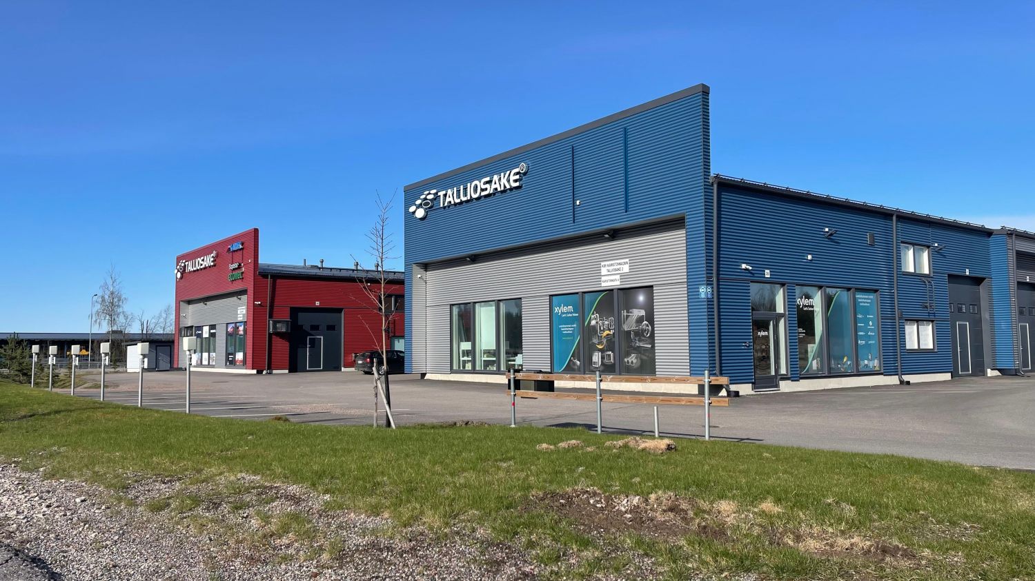 Julkisivukuvaa piha-alueelta