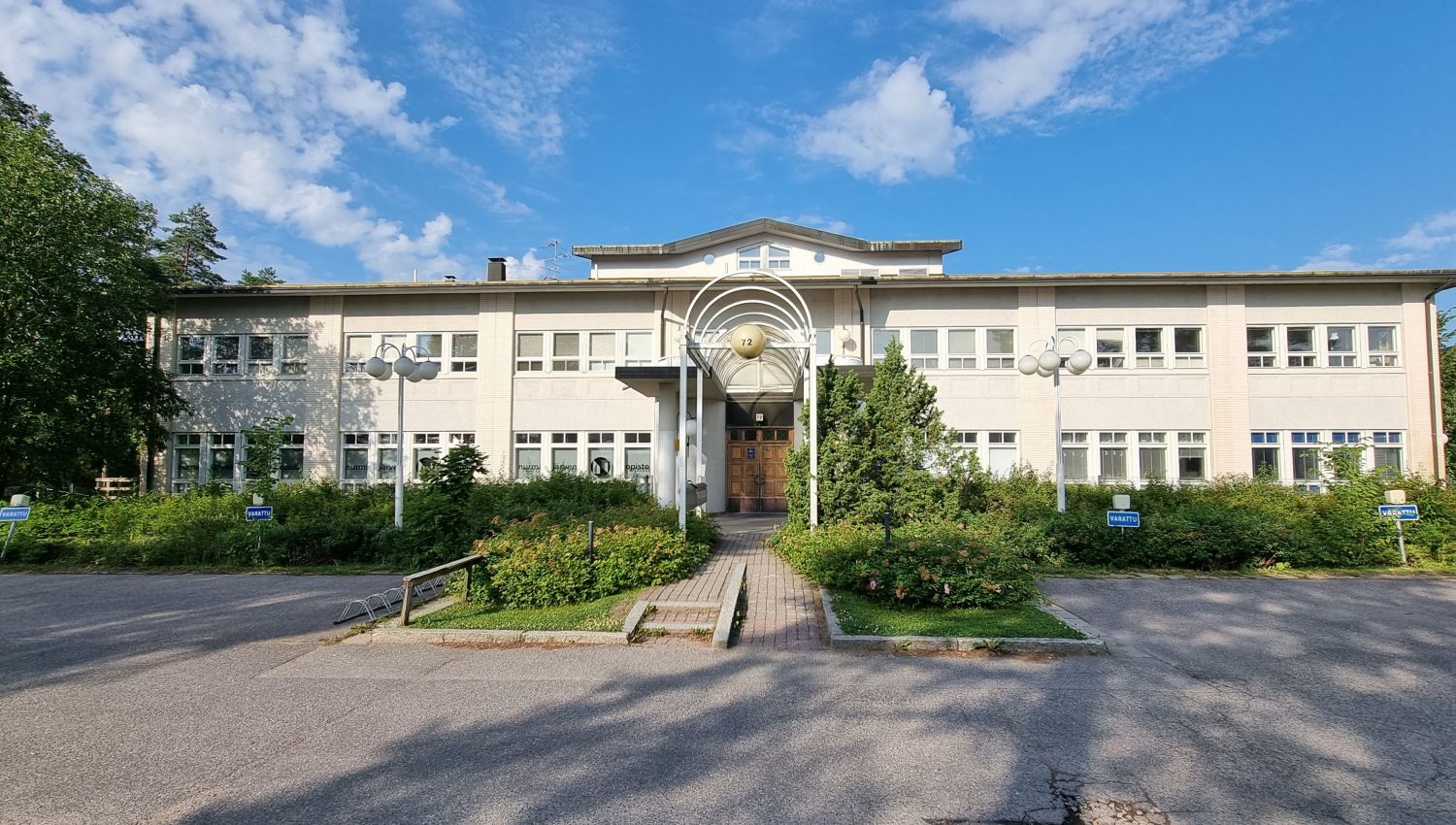 Liike- ja toimistokiinteistö Klaukkalan ydinkeskustan lähellä