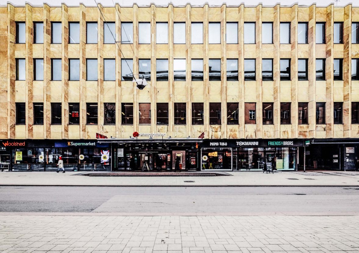 Valoisa ja korkeahuoneinen 461 m² toimistokokonaisuus Turun ydinkeskustassa. Monipuolinen tilajako, moderni talotekniikka ja rauhallinen työympäristö.