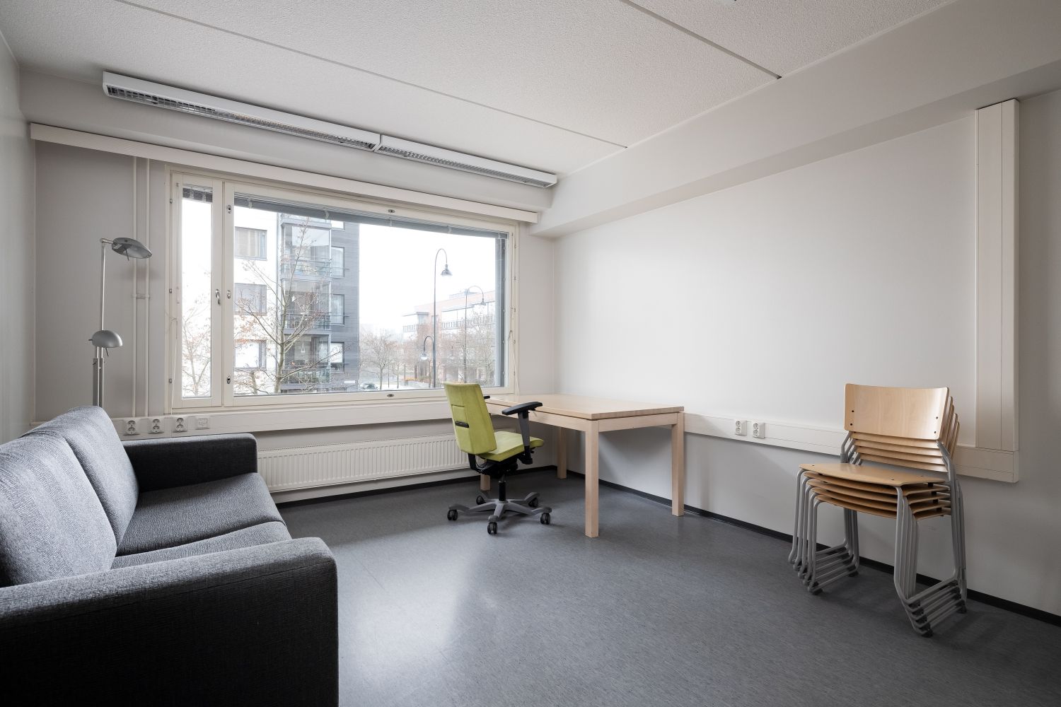 Tampellan alueen tehokas siisti pikkutoimisto. Huone, eteinen ja WC. Mukava paikka työskennellä ja koskikin pilkottaa ikkunasta.