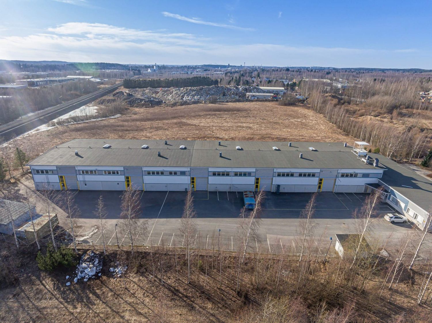 Piha-alue on asfaltoitu ja aidattu