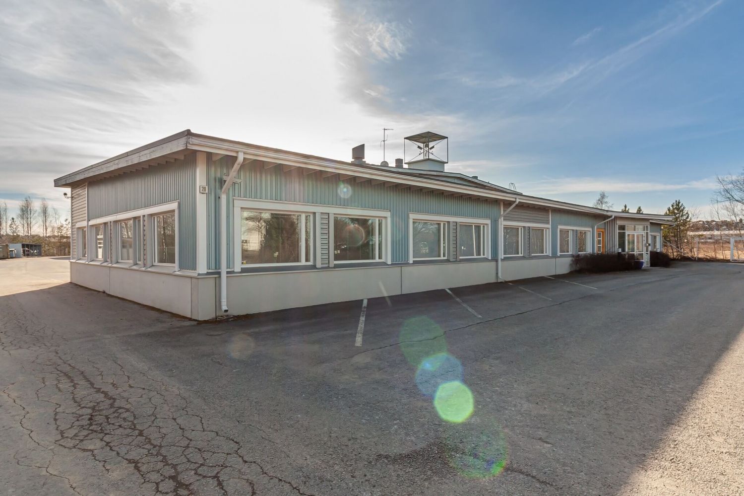 Rakennuksessa on erillinen toimistosiipi