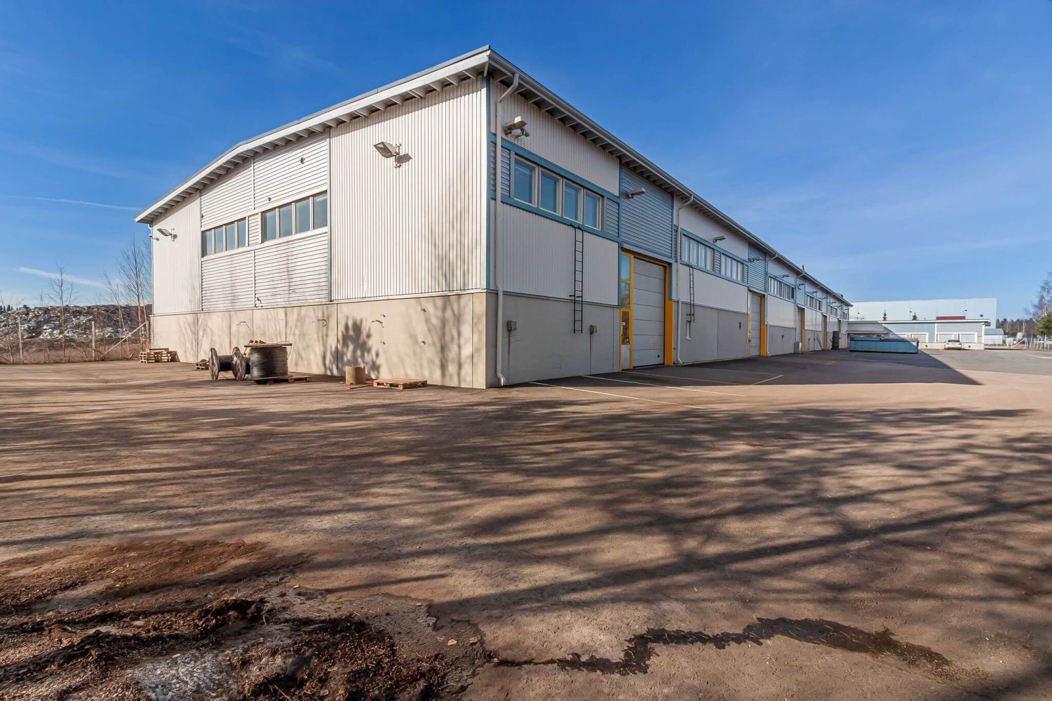 Hallitiloihin korkeat nosto-ovet