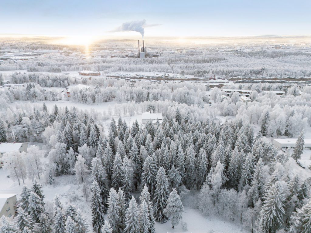 Myydään tontti Radantaustan alueella, vain noin 2,5 km etäisyydellä Rovaniemen keskustasta. Tontin ympäristö on pääosin asuinrakennusten aluetta ja lähin päivittäistavarakauppa sijaitsee noin 1,2 km etäisyydellä.Tontti kuuluu asemakaavassa asuinkerrostalojen korttelialueeseen (AK). Rakennusoikeutt...