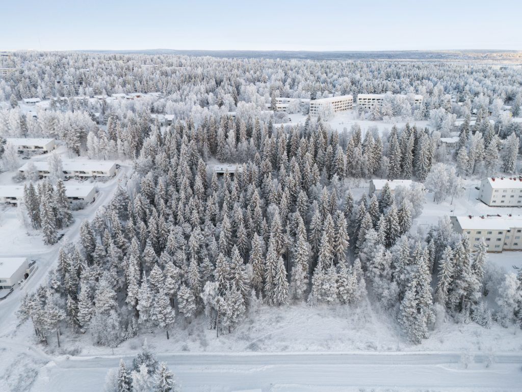 Myydään kaksi tonttia Radantaustan alueella, vain noin 2,5 km etäisyydellä Rovaniemen keskustasta. Tonttien ympäristö on pääosin asuinrakennusten aluetta ja lähin päivittäistavarakauppa sijaitsee noin 1,2 km etäisyydellä.Tontti 3061-5 kuuluu asemakaavassa asuinkerrostalojen korttelialueeseen (AK)....