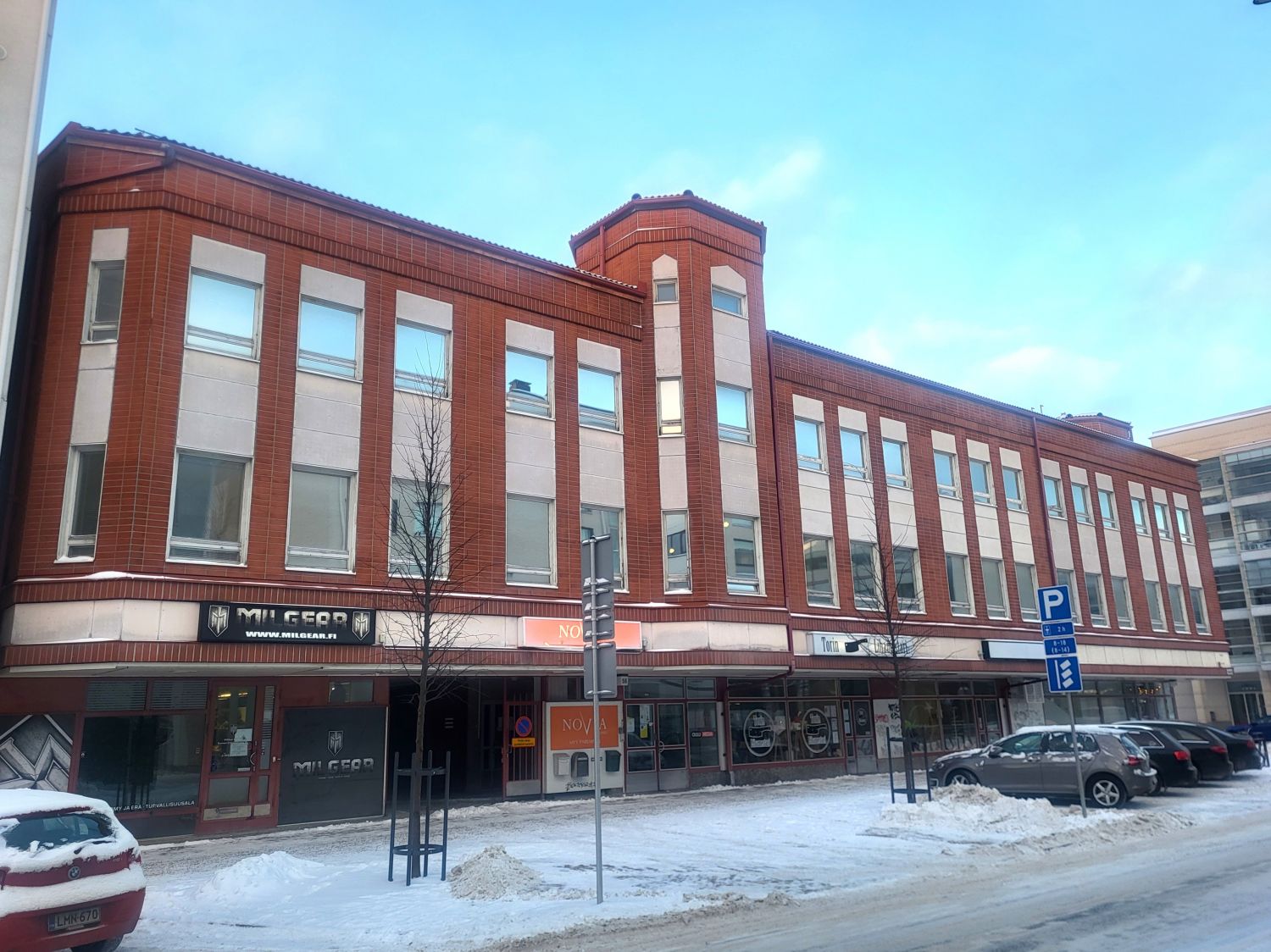 Vuokrataan aivan ydinkeskustan tuntumasta siisti 2.kerroksen toimistohuoneisto!Koko kerroksen huoneisto takaa oman rauhansa. Sisäänkäyntejä voi olla kahdelta sivulta. Valmiina runsaasti huoneita ja avotilaa.