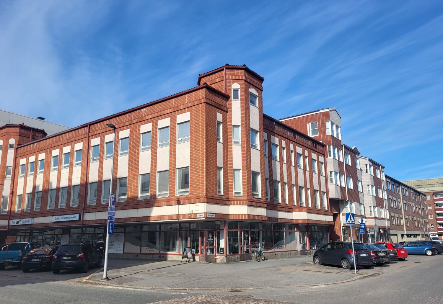 Vuokrataan aivan ydinkeskustan tuntumasta siisti 2.kerroksen toimistohuoneisto!Koko kerroksen huoneisto takaa oman rauhansa. Sisäänkäyntejä voi olla kahdelta sivulta. Valmiina runsaasti huoneita ja avotilaa.