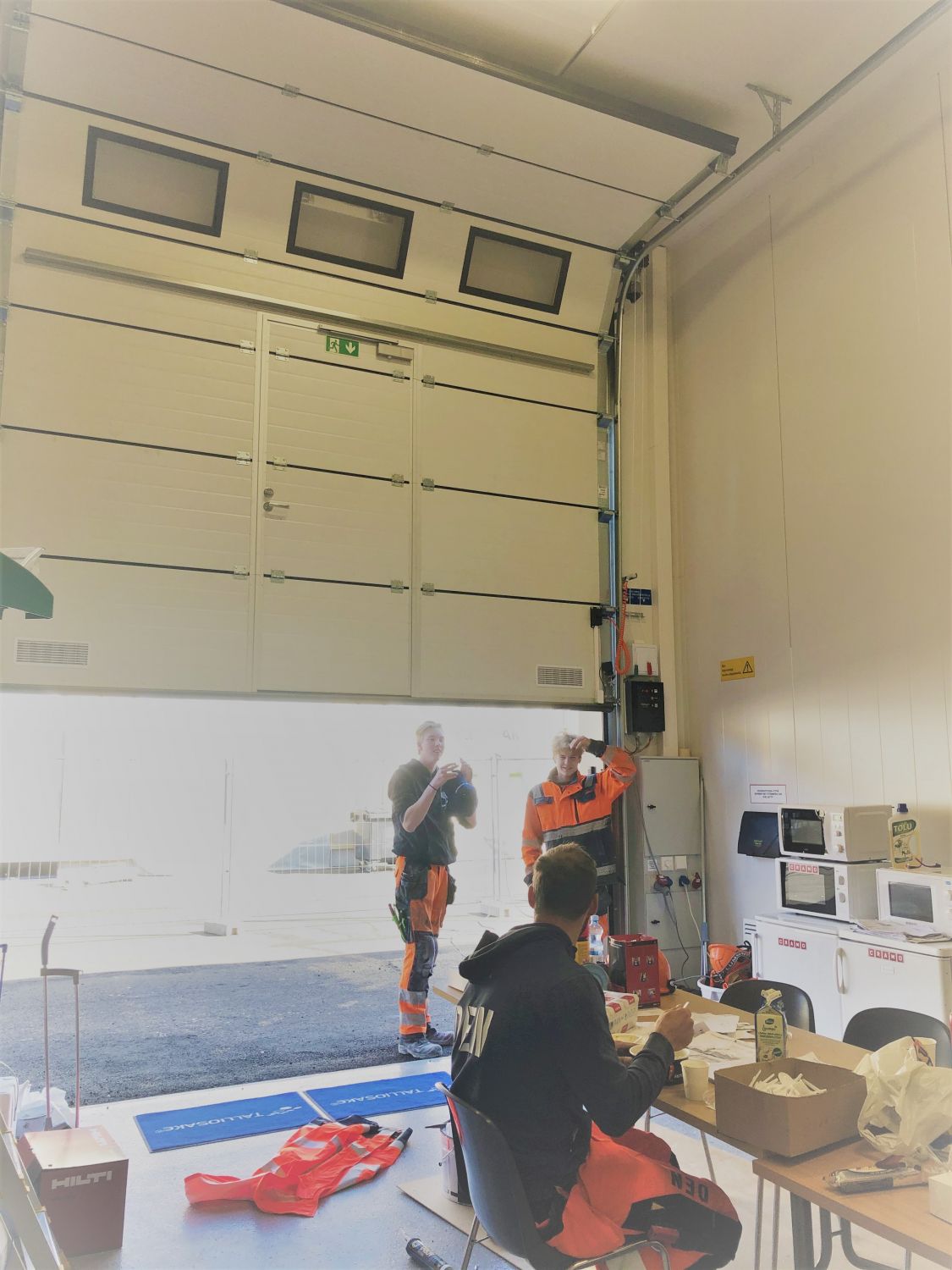 Tilakuva sisältä ulospäin