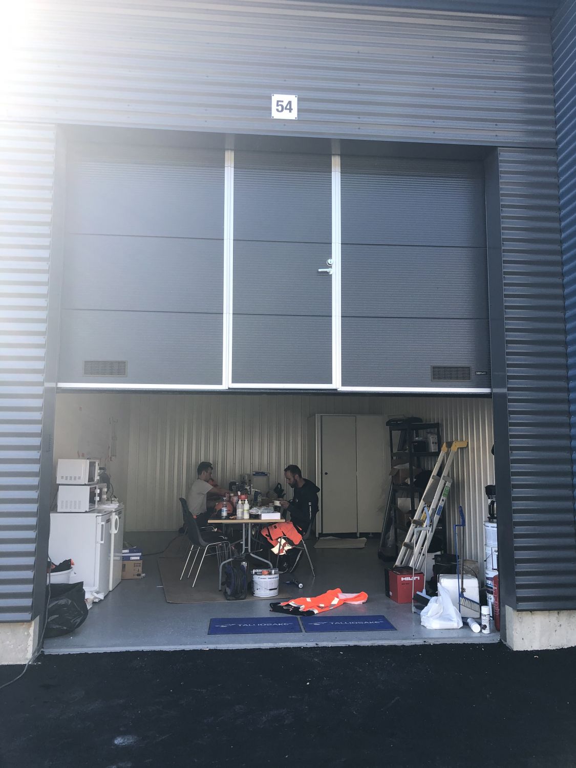 Sähköinen nosto-ovi ulkoa