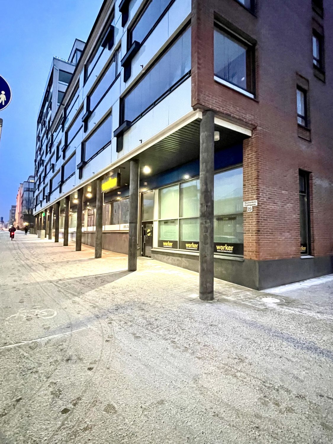 Tarjolla erinomainen, muuntojoustava liiketila Vaasan keskustan tuntumassa, rauhallisella mutta keskeisellä sijainnilla. Tila soveltuu erinomaisesti toimistoksi tai liiketoimintaan, joka arvostaa hyvää saavutettavuutta ja moderneja puitteita.